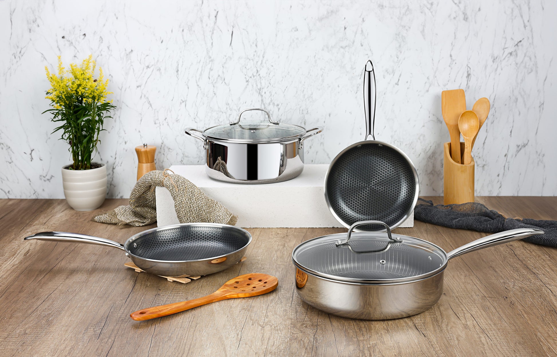 Oala Zilan ZLN9648 cu capac, tri-ply, inox, antiaderent, protectie la zgarieturi, usor de spalat, 24 cm,4.3L