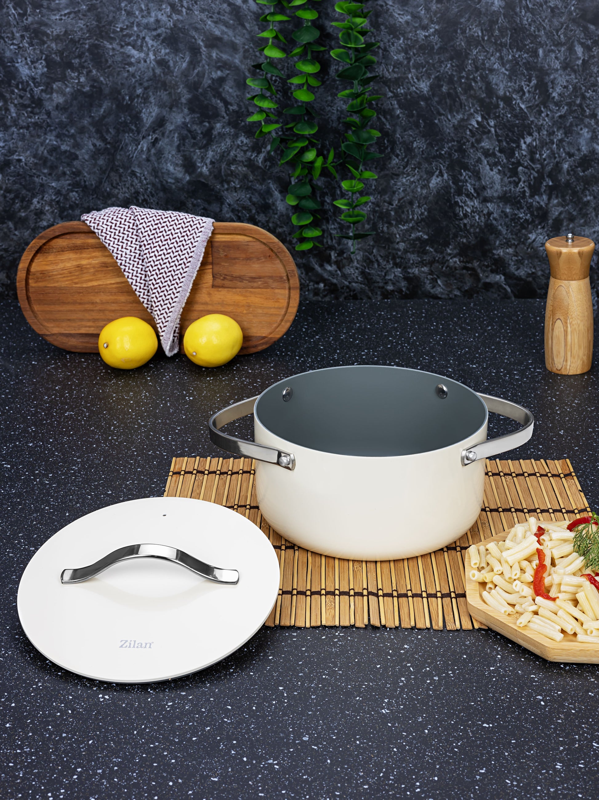 Oala Zilan ZLN0866 din 5 straturi de material, 20 cm diametru, capacitate 2.7l, Otel inoxidabil, Manere nituite