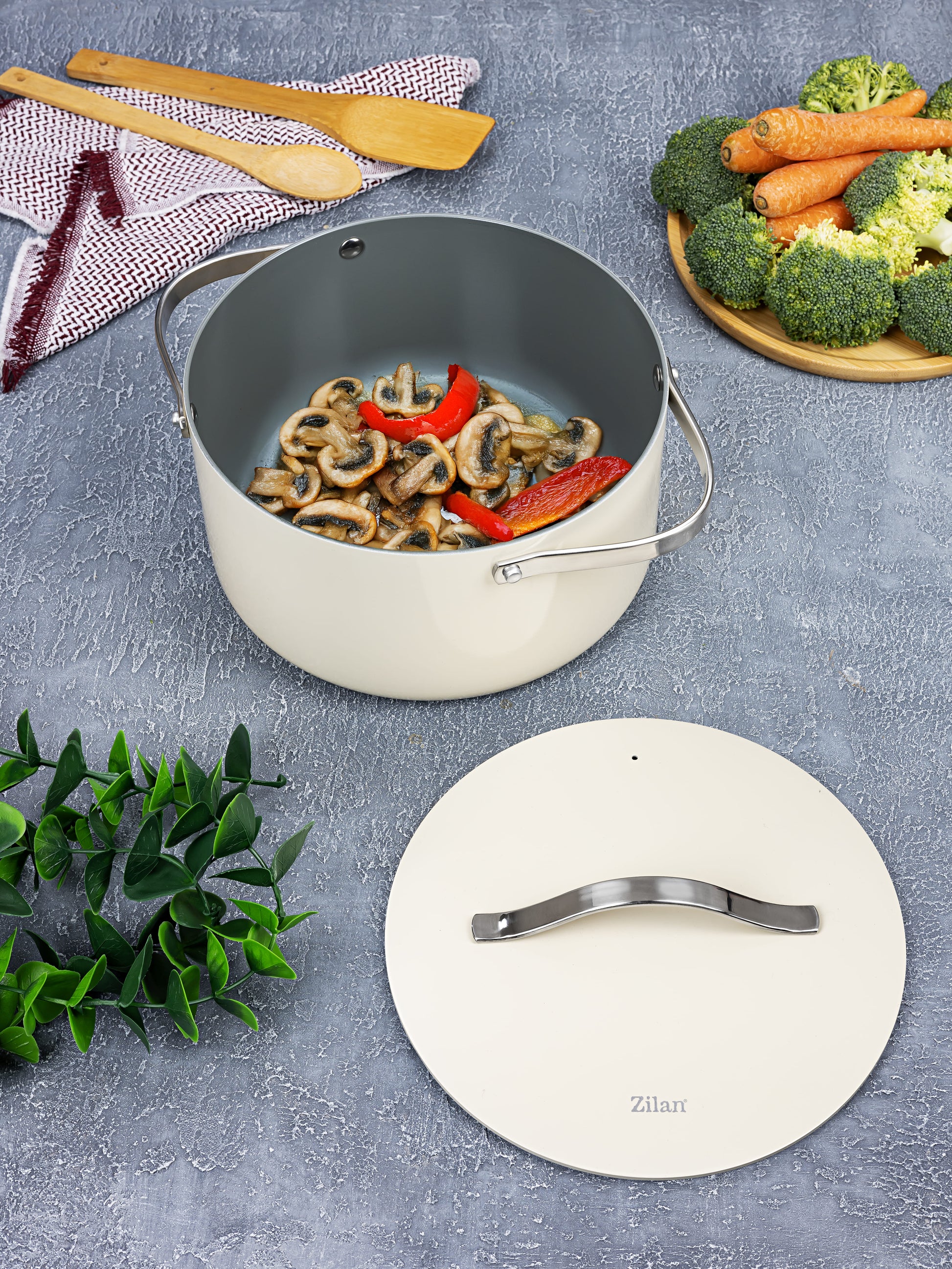 Oala Zilan ZLN0873 din 5 straturi de material, 24 cm diametru, capacitate 5.2l, manere nituite din otel inoxidabil