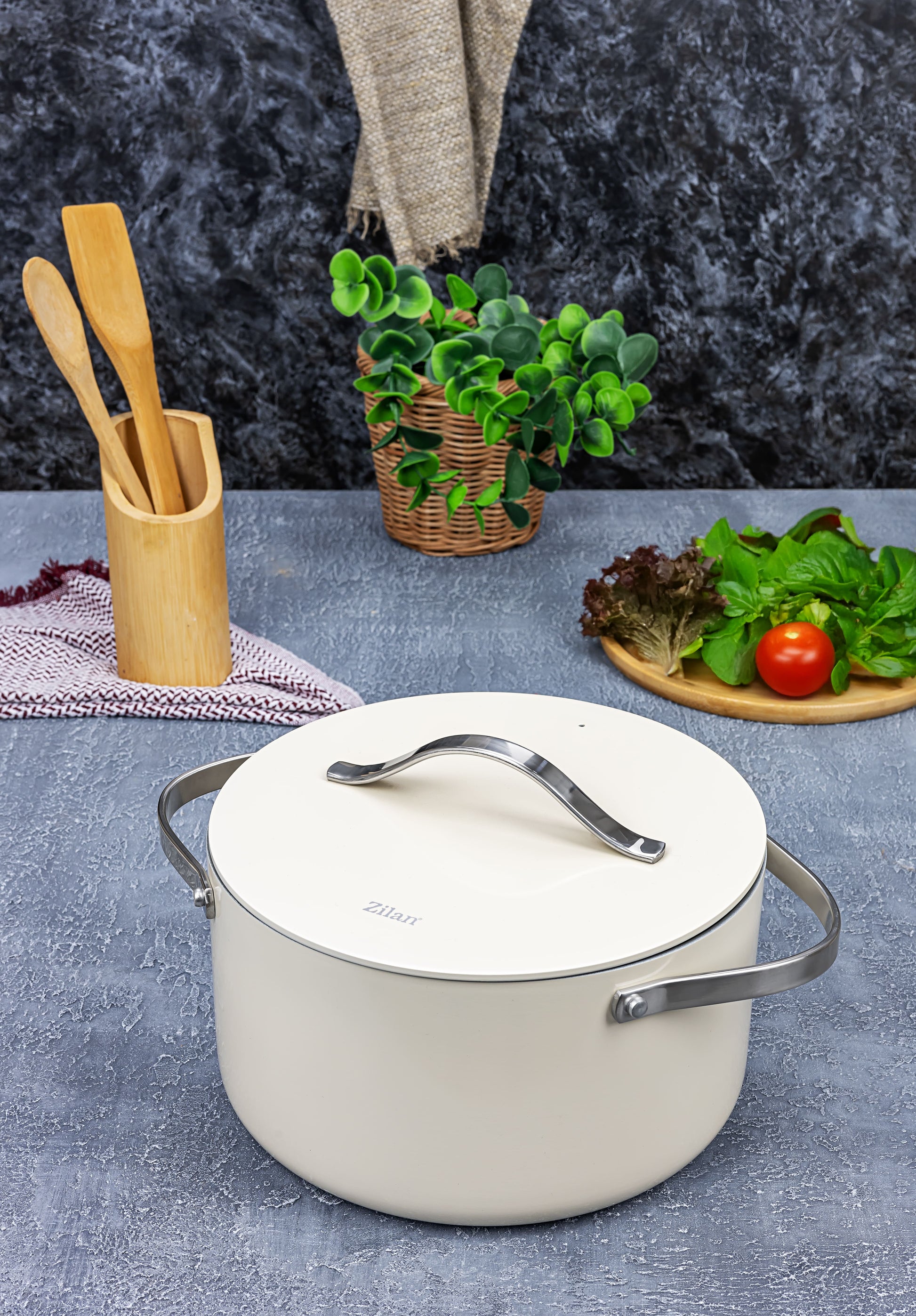 Oala Zilan ZLN0873 din 5 straturi de material, 24 cm diametru, capacitate 5.2l, manere nituite din otel inoxidabil