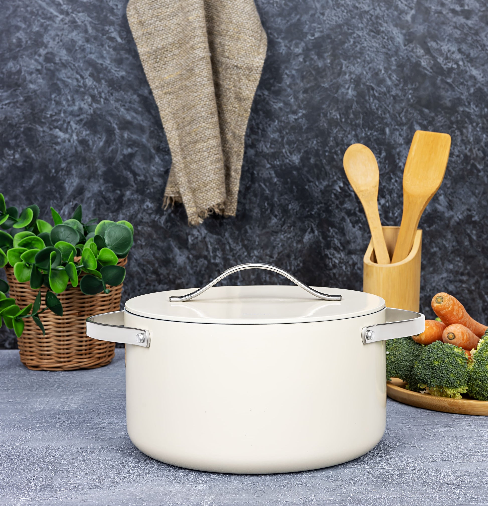 Oala Zilan ZLN0873 din 5 straturi de material, 24 cm diametru, capacitate 5.2l, manere nituite din otel inoxidabil