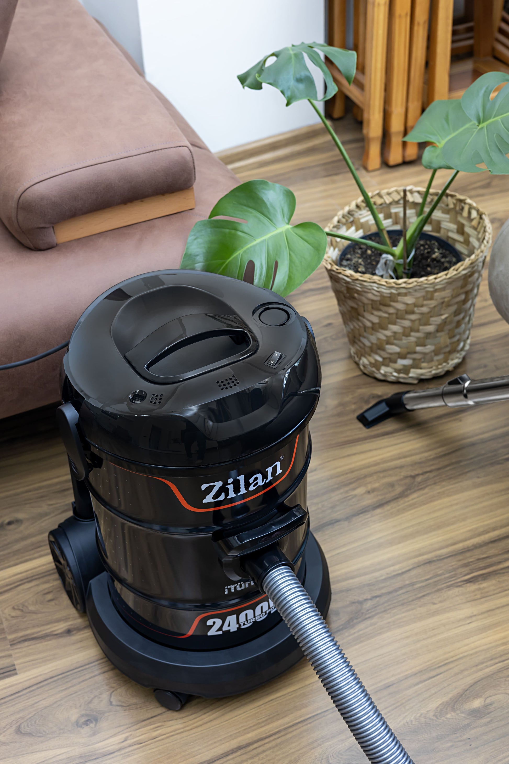 Aspirator Zilan ZLN2006, Putere 2400W, Putere aspirare 200W, Fara sac, Functie de suflare, Capacitate 21L
