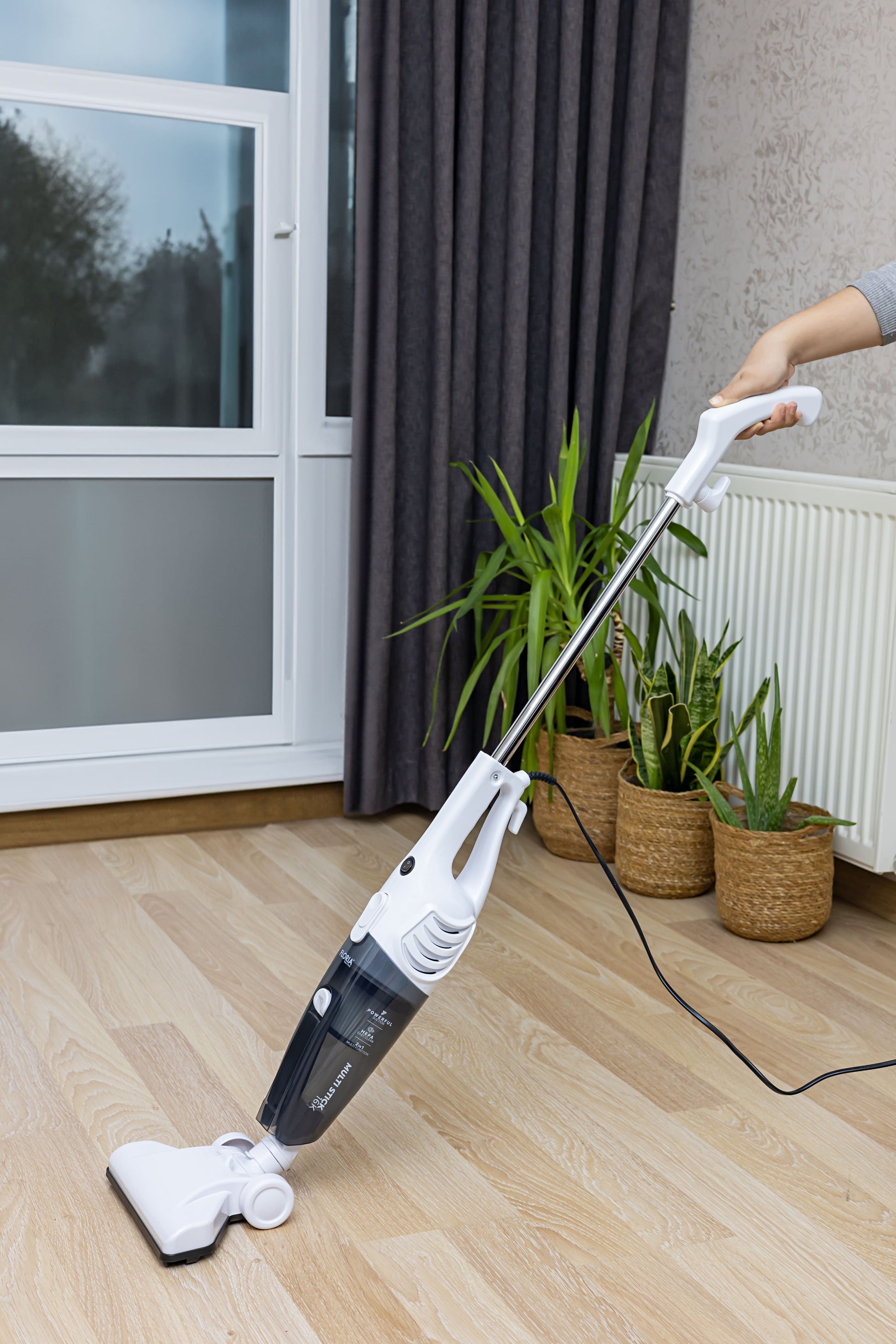 Aspirator vertical Floria ZLN8192 Alb, 2 in 1, fara sac, 800W, cablu de 4.2 m