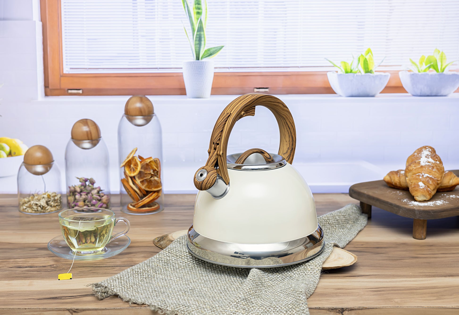 Ceainic Retro din inox cu fluier Zilan ZLN1290, Culoare crem, Compatibil gaz, electric  inductie, Capacitate 3.5L