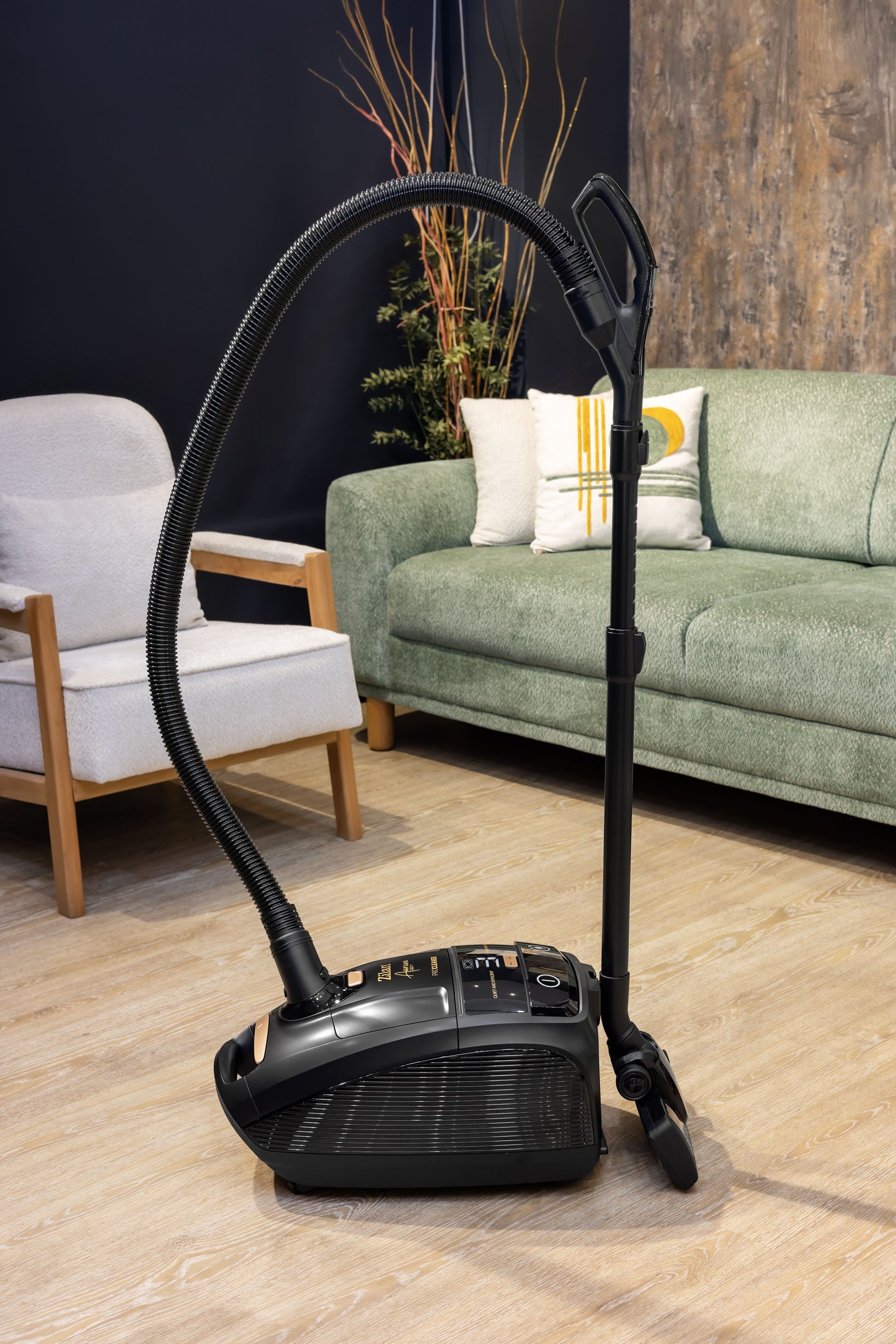 Aspirator cu sac Aurum Zilan ZLN4500, Putere 2400W, Capacitate 5L, Motor din cupru, Furtun pivotant 360°, Telecomanda, Afisaj digital