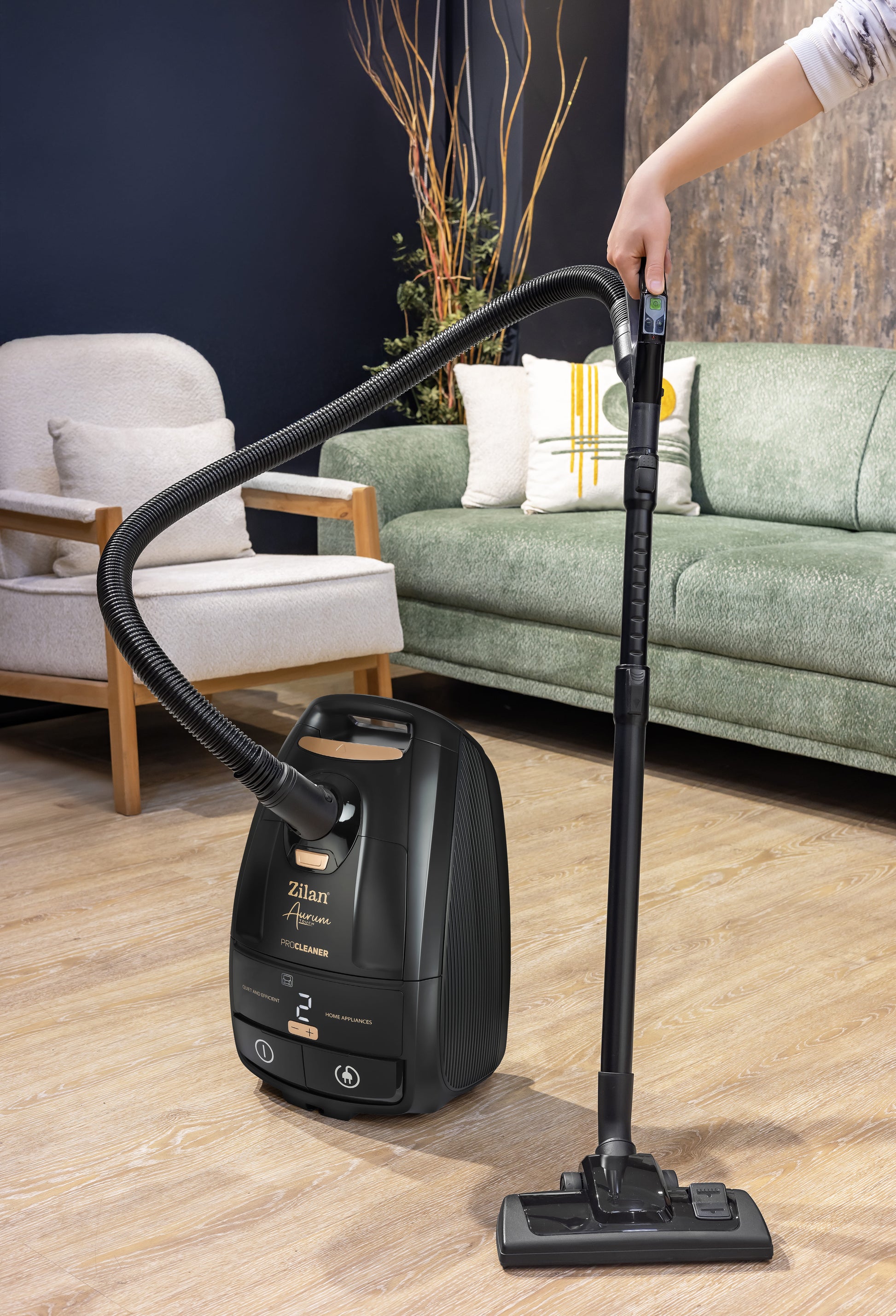Aspirator cu sac Aurum Zilan ZLN4500, Putere 2400W, Capacitate 5L, Motor din cupru, Furtun pivotant 360°, Telecomanda, Afisaj digital