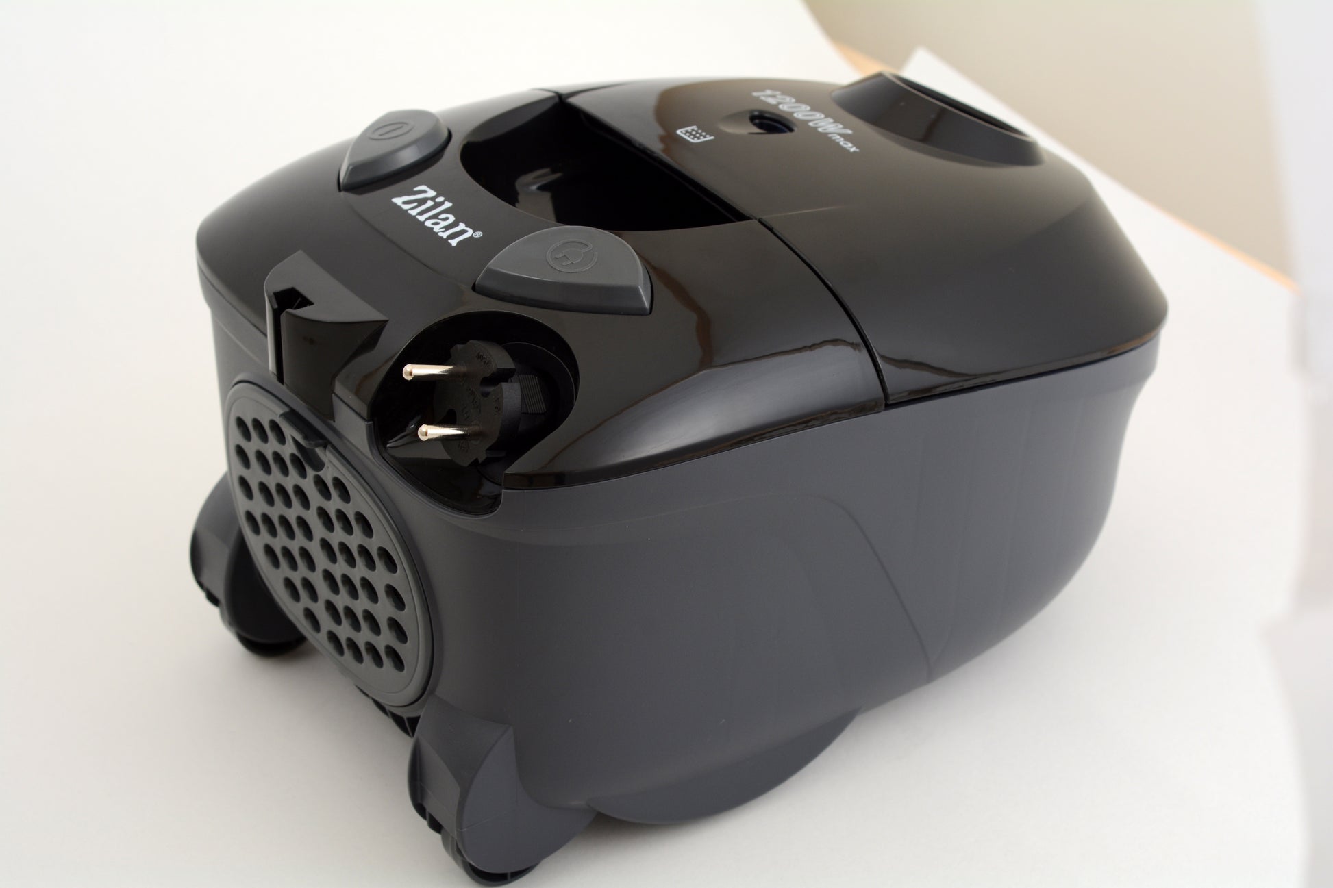 Aspirator cu sac ZILAN ZLN-8471,Negru Capacitate sac textil 2.0 l, Putere 1200W, Cordon electric retractabil 5 m