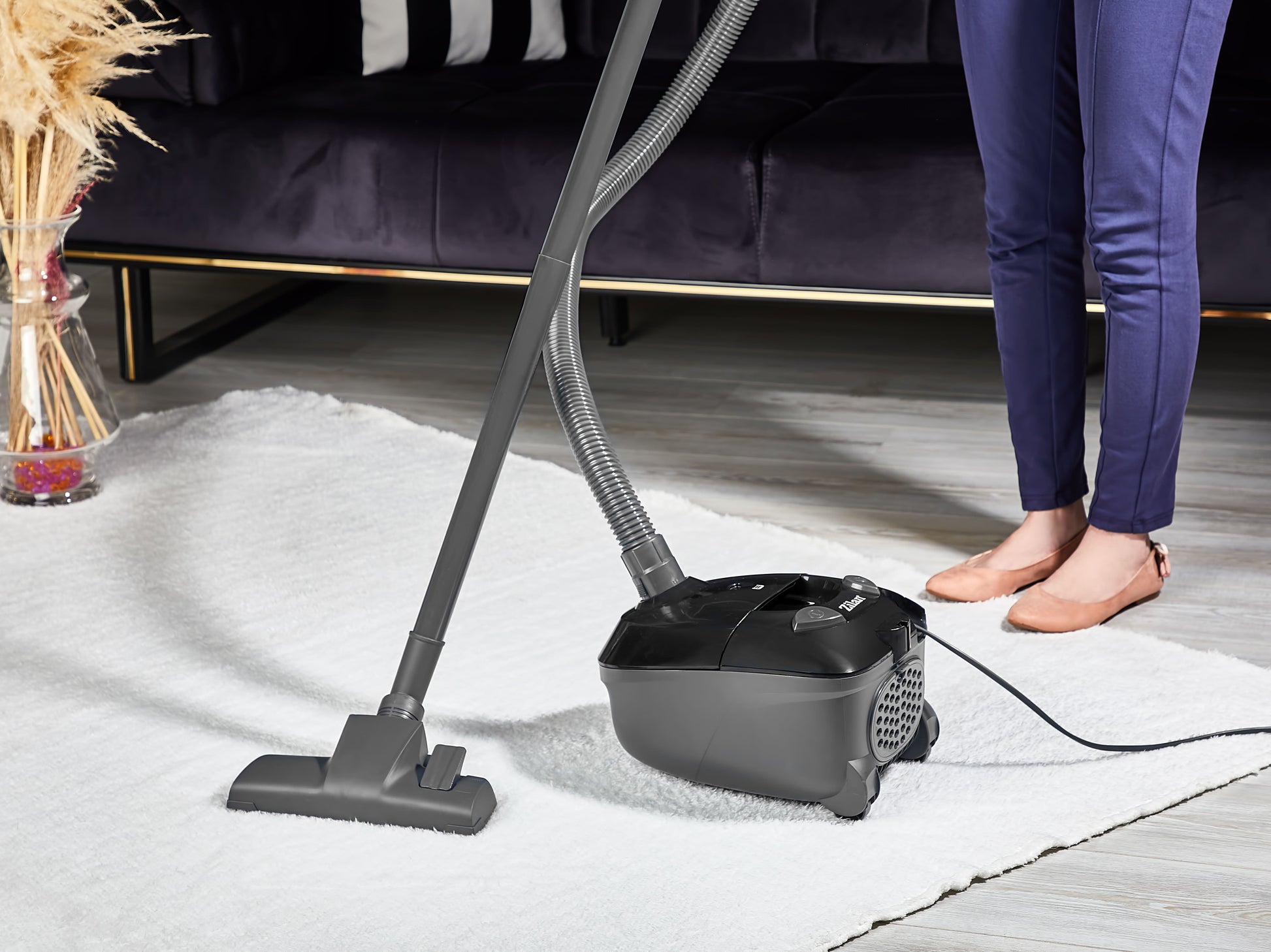 Aspirator cu sac ZILAN ZLN-8471,Negru Capacitate sac textil 2.0 l, Putere 1200W, Cordon electric retractabil 5 m
