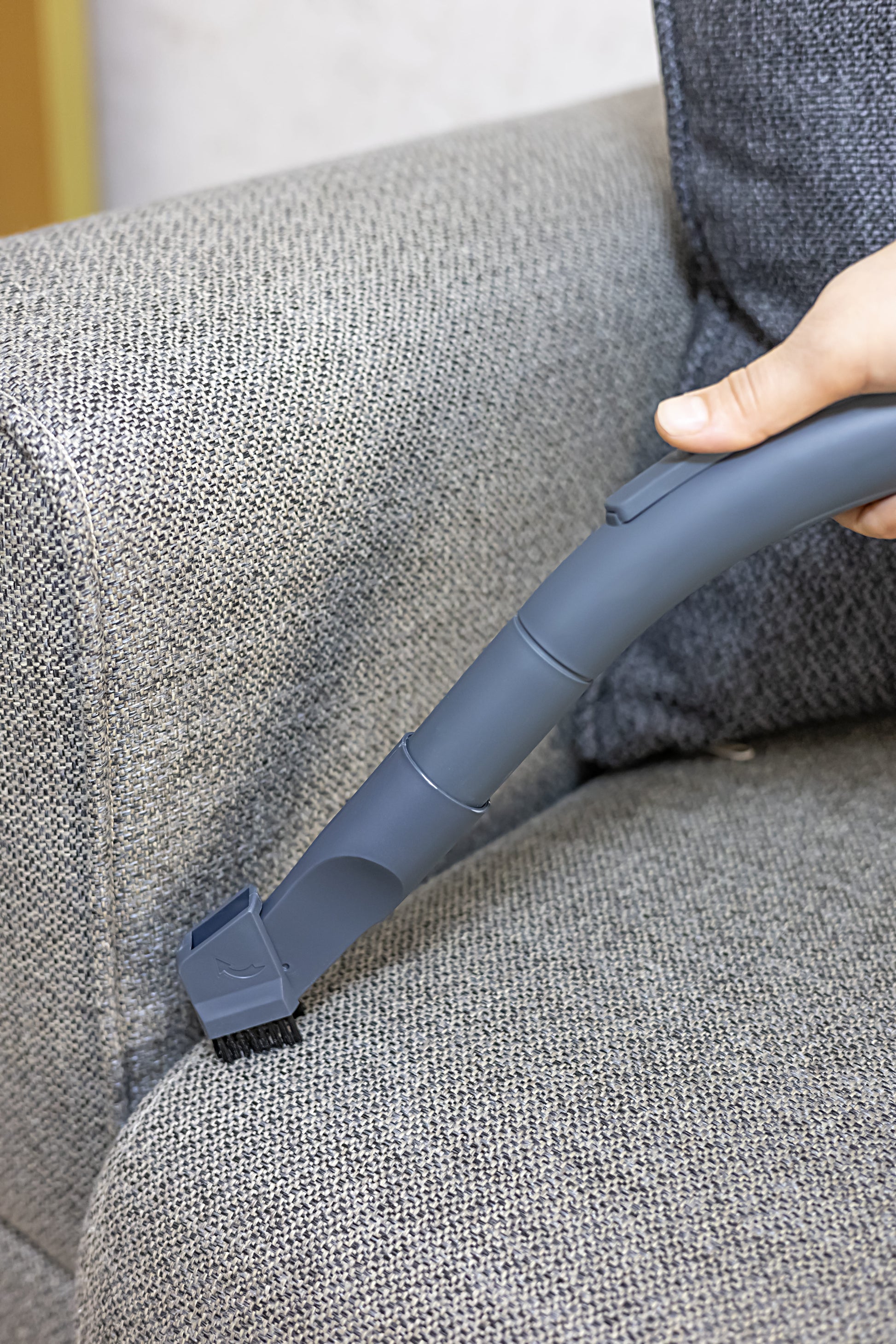 Aspirator cu sac ZILAN ZLN-8471,Negru Capacitate sac textil 2.0 l, Putere 1200W, Cordon electric retractabil 5 m