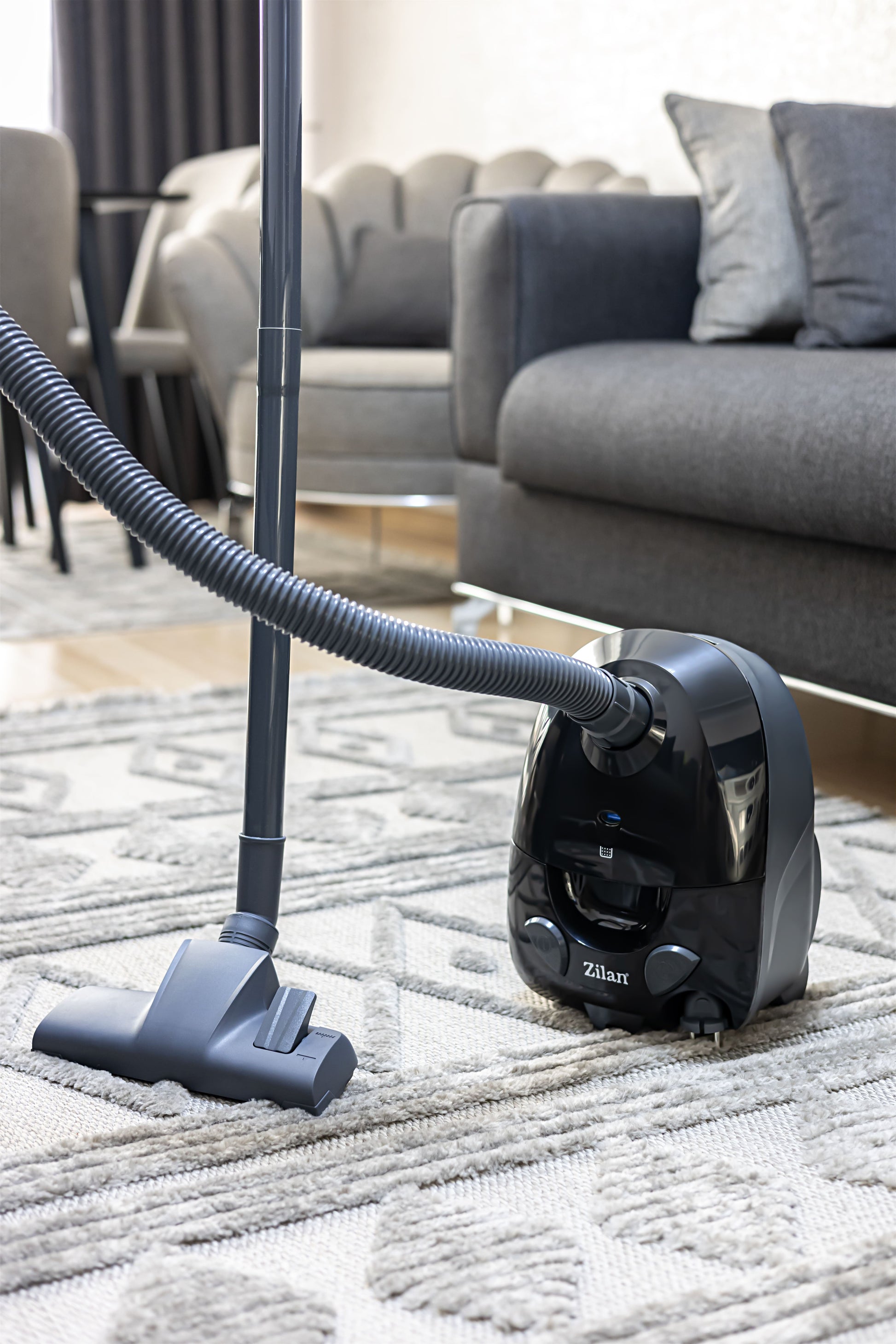 Aspirator cu sac ZILAN ZLN-8471,Negru Capacitate sac textil 2.0 l, Putere 1200W, Cordon electric retractabil 5 m